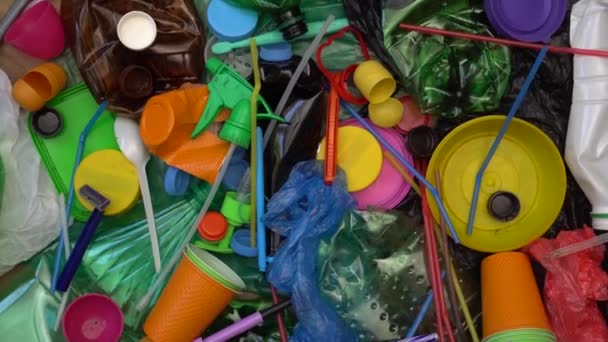 Un tas d'ordures plastiques, d'aliments et de boissons. Tri des déchets. Recyclage, pollution, vie durable — Video