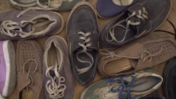 Pile de vieilles chaussures usagées. Élimination, concept de recyclage, don organisme de bienfaisance d'occasion — Video