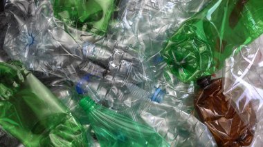 Bir numaralı PET plastik şişe geri dönüşüm için toplandı. Geri dönüşüm için kullanılan boş su şişeleri. Ev atıklarının sıralanması. Sıfır atık