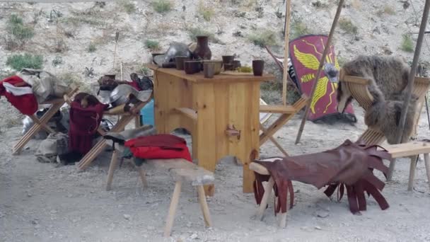 Roma lejyonerlerinin kampı. Tarihi silahlar, askeri teçhizat: kalkan kılıç miğferi ve zırh, Pylum fırlatma mızrağı — Stok video