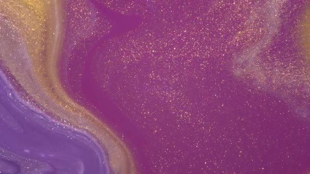 La mezcla de corrientes de oro metálico, púrpura y rosa colores. Pintura de líquido macro salpicaduras y reacción química. Fondo resplandeciente abstracto. Pinturas para mezclar — Vídeos de Stock
