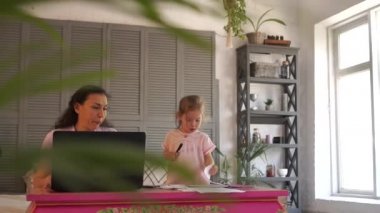 Evde çalışan bir ebeveyn. Annem için uzak ve esnek işler. Stresli anne ve bebek. Evde oynayan gürültücü aktif kız.