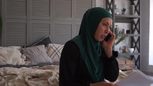 Femme musulmane qui travaille à distance à Hijab. Freelance, affaires à domicile. Travail flexible à domicile. Télétravail. Indépendants et consultants, consulter. Verrouillage COVID-19 — Video