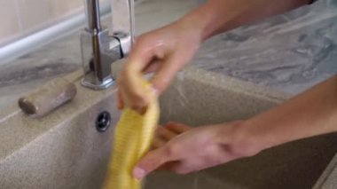 Eller yeniden kullanılabilir kumaş pamuk maskeyi yıkar. Covid-19 Salgını. Kumaş Maske Yıkama, Kurutma, Temizleme, Dezenfeksiyon. Sıfır israf ve sürdürülebilir yaşam tarzı. Çevre dostu Yaşam