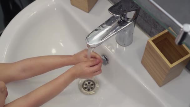 Pranie rąk i zapobieganie koronawirusom u dzieci. Higiena rąk. Dziecko myje ręce wodą z mydłem. Samoopieka podczas pandemii Covid-19 — Wideo stockowe