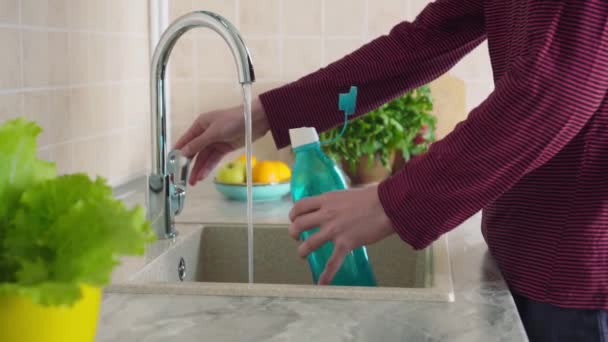 Újrafelhasználható üveg vizes palack. Zéró hulladék életmód. Az ember vizet önt a csapból. — Stock videók