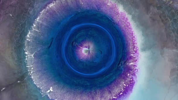 Μωβ μπλε ασημί υγρό κύκλο περιστρέφεται. Περιστροφή υγρού μελανιού. Αφηρημένο υπόβαθρο τέχνης. Βαφή υφή στο νερό. Μαγικό μοτίβο έκρηξης — Αρχείο Βίντεο