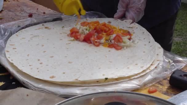 Шаурма - Уличная еда. Шеф готовит шаурму на фестивале под открытым небом — стоковое видео