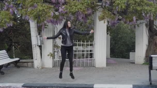 Actieve blije Spaanse vrouw springen en plezier hebben buiten. Jonge vrouw genietend van vrijheid na quarantaine — Stockvideo