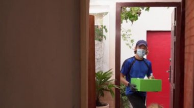 Kurban Bayramı ya da COVID-19 sırasındaki Kurban Bayramı. Bağışlar için yiyecek ve kurban edilecek koyun eti. Müslüman kurye gönüllü fakir insanlara et veriyor
