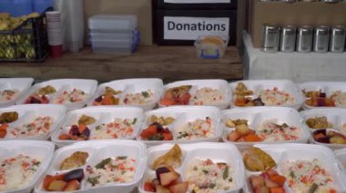 Kurban Bayramı 'nda. Fedakarlık Şöleni. Fakirler için yiyecek kutuları. İslam Hayırseverlik Örgütü, Zekat, gönüllüler, yardım ve bağış