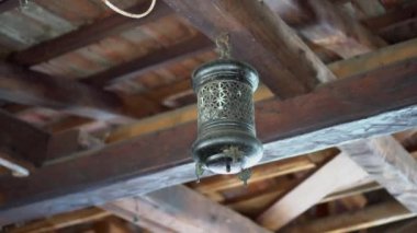 Şehirdeki binayı renkli camlı dekoratif oryantal Arap feneri süsler. Kurban Bayramı 'nda. Fedakarlık Şöleni