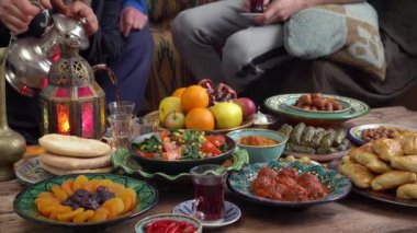 Kurban Bayramı 'nda mı, Kurban Bayramı' nda mı? Mutlu otantik Arap Müslüman ailesi evde birlikte yemek yiyor. Din kavramı, yaşam tarzı, evde kalmak, tecrit, aile