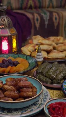 Arap Mutfak Masası manzarası. Geleneksel Orta Doğu yemeği. Arap doğu yemekleri çeşitleri. Dikey video