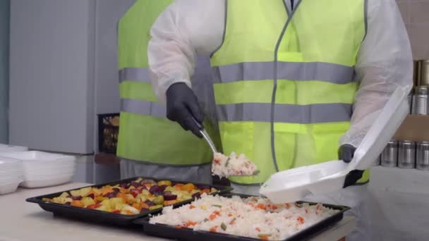 Eid al-Adha. La Fiesta del Sacrificio. Cajas de comida para pobres. La distribución de las comidas de un animal sacrificado. El equipo de voluntarios sirve comidas calientes cocinadas — Vídeo de stock