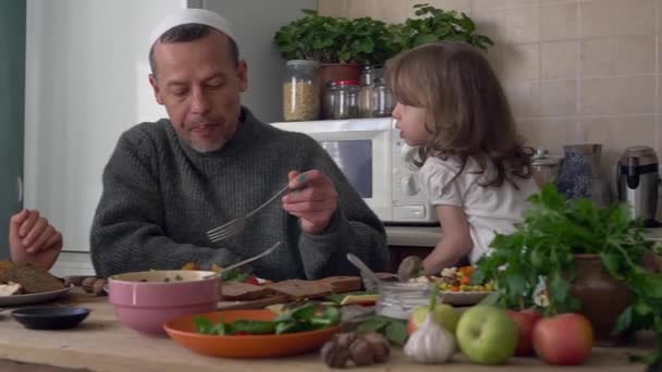 Eid al-Adha oder das Opferfest. Religiöse asiatische muslimische Familie zu Hause essen zusammen zu Abend. Vater, Mutter und Kinder. Halal-Fleisch essen — Stockvideo