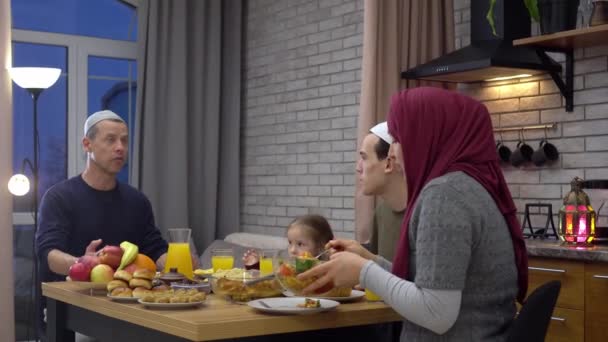 Eid al-Adha vagyok. Az Áldozat Ünnepe. Arab muszlim család hagyományos közel-keleti ételeket eszik — Stock videók