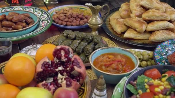 Feestelijke traditionele Midden-Oosterse moslim halal voedsel. Viering van Eid al-Adha of het offerfeest — Stockvideo