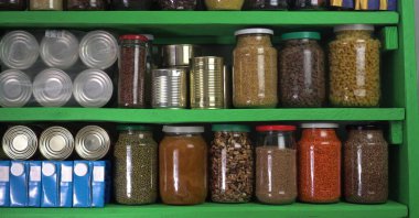 Market stoğu, yiyecek rezervi. Cam gevrek kavanozları. Sıfır Atık Alışveriş. Toptan alışveriş. Yiyecek Paketi Alma ve Depolama bedava. Atık ambalajı azalt