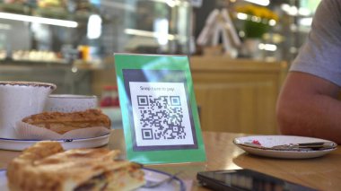 Akıllı telefon kullanarak QR Kod Ödemesi. QR kod tarama uygulaması kullanılarak servis veya ürün için mobil ödemeler. İşletmeler için dokunulmaz dijital ödeme seçeneği