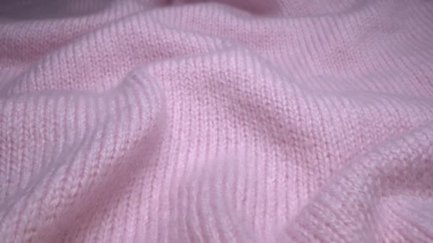 Textura de tecido rosa de lã de ovelha acolhedora em macro. Artesanato de malha camisola de lã. Fundo abstrato têxtil macio. Indústria de roupas de moda de inverno. Conforto e aconchego — Vídeo de Stock