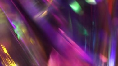Neon holografik soyut doku. Magenta pembe deniz mavisi ışıltısı ve ışıklar. Tatilin bulanık arka planı. Kristal ya da prizmadan geçen ışınların kırılması