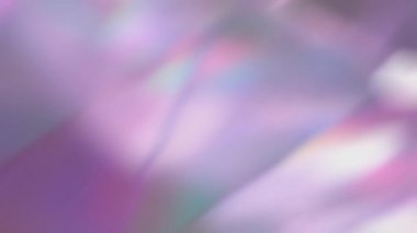 Kristal ya da prizmadan geçen ışınların kırılması. Gökkuşağı holografik dokusu. Mor mavi parıltı. Neşeli bulanık arkaplan