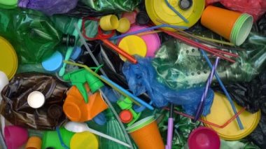 Bir yığın plastik çöp, yiyecek ve içecek paketi. Atık ayıklama. Geri dönüşüm, kirlilik, sürdürülebilir yaşam