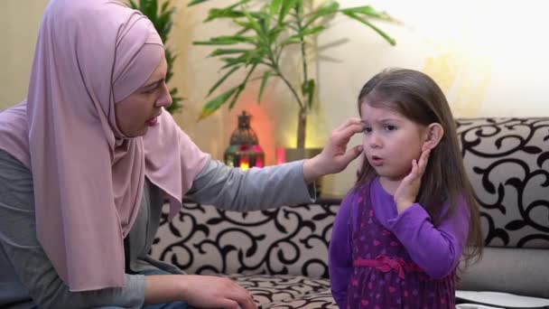 한 무슬림 어머니와 집에 어린 딸. 이드, 라마단, 어머니 날 축하 해. 함께 시간을 즐기는 일 — 비디오