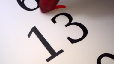 Takvimdeki tarihi kırmızı kalemle 13 olarak işaretliyor. Ayın on üçüncü günü. Zaman sınırı ya da mühlet, bir hedefin ya da görevin gerçekleştirilmesi gereken belirli bir noktadır.