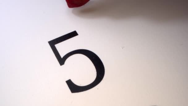 5 Markerar datumet i kalendern med en röd markör. Den femte dagen i månaden. En tidsgräns eller tidsfrist är ett snävt tidsfält, en viss tidpunkt, då en uppgift måste utföras. — Stockvideo