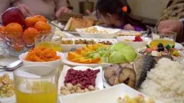 Ramazan 'ı kutluyoruz. Breaking the Fast festivali. Bayram mübareği. Müslüman insanlar evde iftar sırasında yemek yiyorlar. Geleneksel akşam yemeği