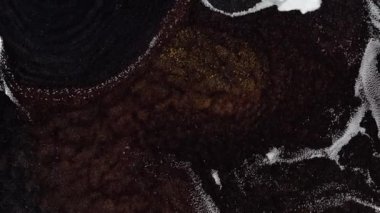 Kahverengi bakır bronz beyaz mürekkep, akışkan sanat. Bol parıltılı ve hareketli sıvı mürekkep dokuları. Lüks metalik. Karanlık parıltılı soyut tatil geçmişi