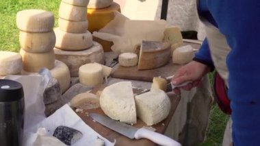 Bir çiftçi, taze ve yıllanmış keçi peyniri pazarında satar. Keçi peyniri ve yerel üretim yiyeceği. Peynir tadımında uzman biriyle geleneksel peynir pazarı.