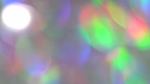 Gökkuşağı Bokeh. Bulanık holografik neon pembe ve mor ışıklar. Soyut arkaplan taşınıyor. Bir prizmanın içinde ışık ve parıltı — Stok video