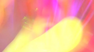 Retro kırmızı pembe mor altın renkler. Görüntü hareket halinde. Optik Kristal Prizma Işınlar. Soyut ışık animasyonu. Gökkuşağı ışığı arka planda parlar veya üstüste konur