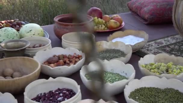 Droogvoer. Kruiden, specerijen, granen, zaden, noten, bonen voor het koken van vegetarische en rauwe gerechten. Kruiden en kruiden uit het Midden-Oosten in houten kommen — Stockvideo