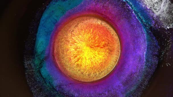 Le soleil, la boule de feu, le cosmos et l'univers, le Big Bang, l'œil de Dieu, la nébuleuse et les étoiles. L'explosion de l'encre liquide de très près — Video