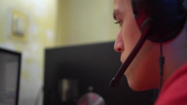 Geceleri evde bilgisayar oyunu oynayan bir gencin yakın plan portresi. E-Spor Sanal Oyunları İnternet Şampiyonası. Kilitleme sırasında eğlence