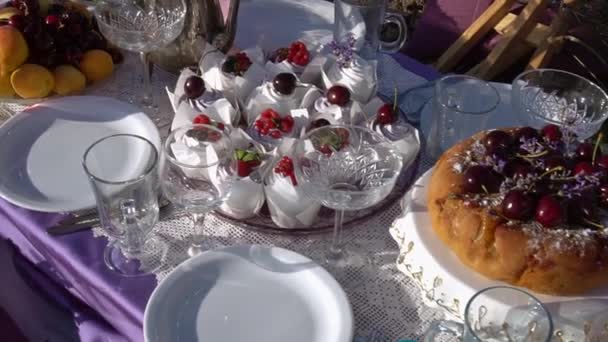 Frukost på ett lavendelfält. Romantisk picknick i naturen på sommaren, ingen. Sommarstämning och Provence stil — Stockvideo