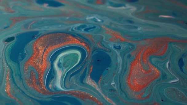 Los colores azul, turquesa y cobre se mezclan de cerca. Movimiento de pintura. Flujo de tinta. Movimiento fluido brillo. Flujos móviles de pintura líquida — Vídeo de stock