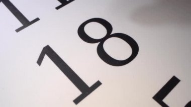 18 - Takvimdeki tarihi kırmızı kalemle işaretliyorum. El takvimdeki tarihi bir kalemle çevirir.