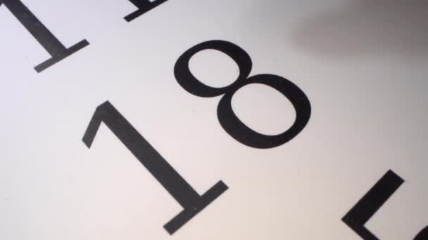 18 - Marcar a data no calendário com um marcador vermelho. A mão circunda a data no calendário com uma caneta — Vídeo de Stock