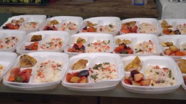 Tek kullanımlık plastik beslenme çantaları ve paket sıcak yemekler. Hazır yemek servisi. Yiyecek bağışı. Yerel Gıda Bankası