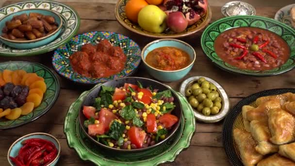 假日的伊斯兰餐桌,有日期,东方食物和糖果.开斋节的时候中东传统烹饪，晚餐。斋月标志着禁食的结束 — 图库视频影像