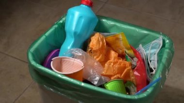 Karışık atık. Bozuk sebzeler çöpe atılır. Plastik ve Gıda israfı. Evde Atık Yiyecekleri Azaltma