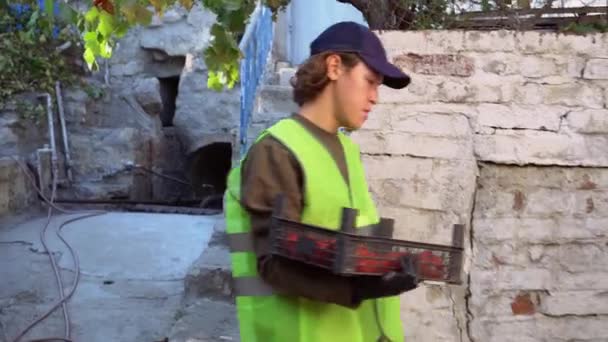 Gaspillage alimentaire au détail. Un ouvrier de supermarché ou un agriculteur jette des légumes pourris et pourris dans une benne à ordures. Gaspillage alimentaire. Jeter de la nourriture — Video