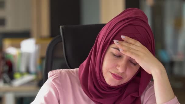 Wanita bisnis muslim modern menyedihkan dalam jilbab di kantor. Depresi, stres, keraguan, depresi, penyangkalan, krisis, melankolis, kesedihan di tempat kerja — Stok Video