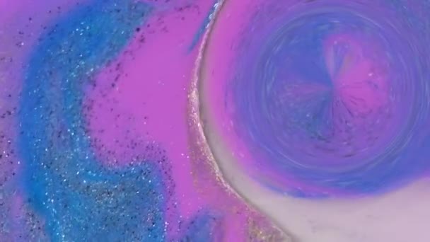 보라색 핑크 색 은색 액체 원 이 회전합니다. 액체 잉크가 소용돌이를 일으키고 있습니다. 철저 한 예술적 배경. 페인트 질감을 물에 페인트 칠하라. 마법을 뿜는 무늬 — 비디오