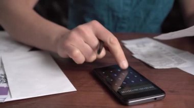 Covid-19 küresel mali kriz. Evdeki iç bütçelerini hesaplayan işsiz bir kadın. Aile bütçesi, harcamalar ve gelir, kamu hizmetleri, borçlar, borçlar, faturalar, ipotekler